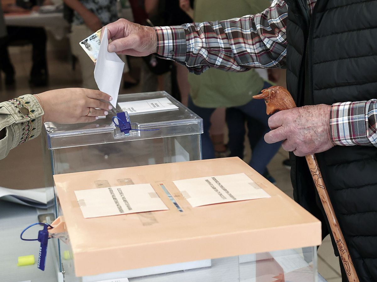 Foto: Detalle de un votante en un colegio electoral en Arre (Pamplona. (EFE)