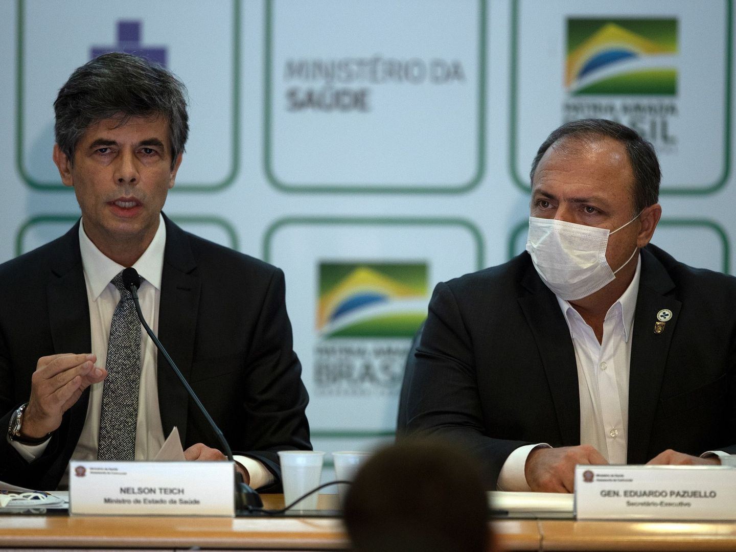 El exministro de Salud de Brasil, Nelson Teich (i), en compañía del secretario ejecutivo del Ministerio de Salud, Eduardo Pazuello. (EFE)