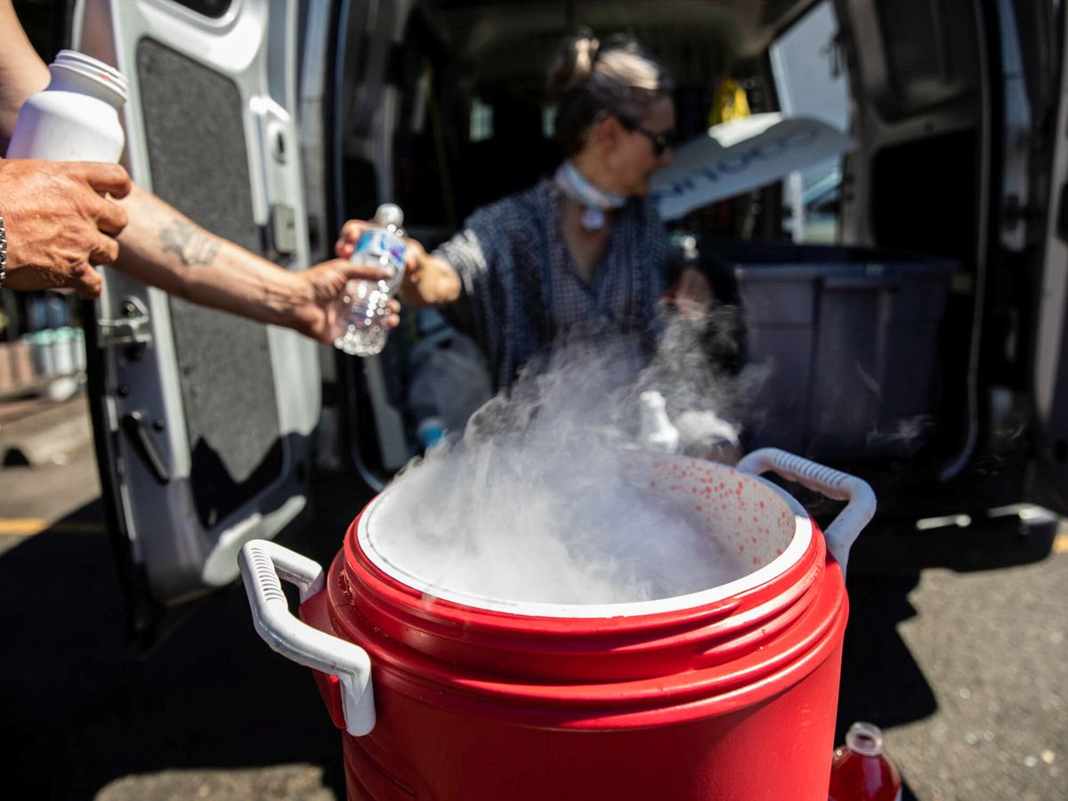 Foto: Repartidores de hielo seco para enfriar las bebidas en medio de una ola de calor sin precedentes en Portland, Oregon. (Reuters)