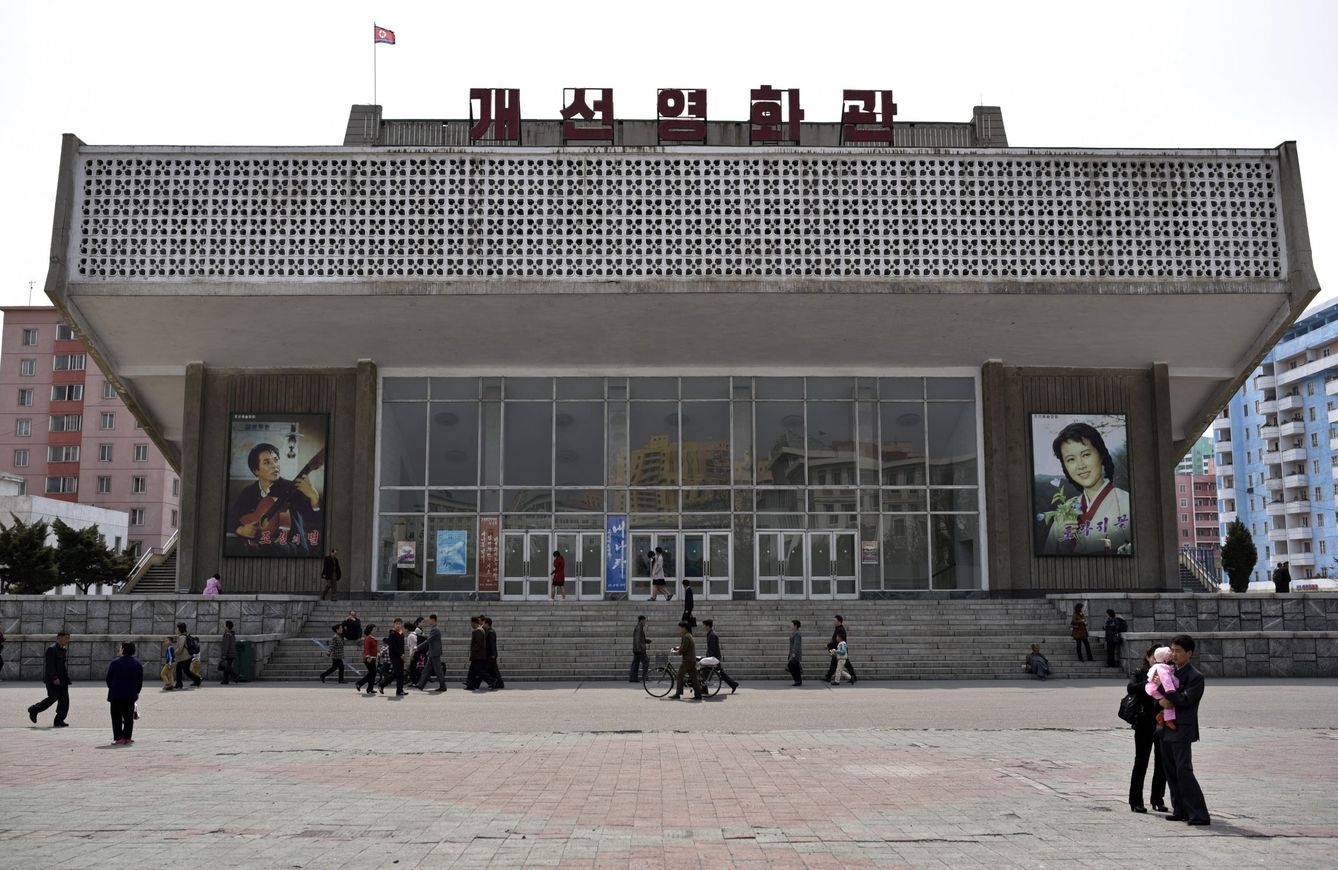 Foto: Norcoreanos pasean frente a un cine en Pyongyang, Corea del Norte, el 21 de abril de 2016 (Efe).