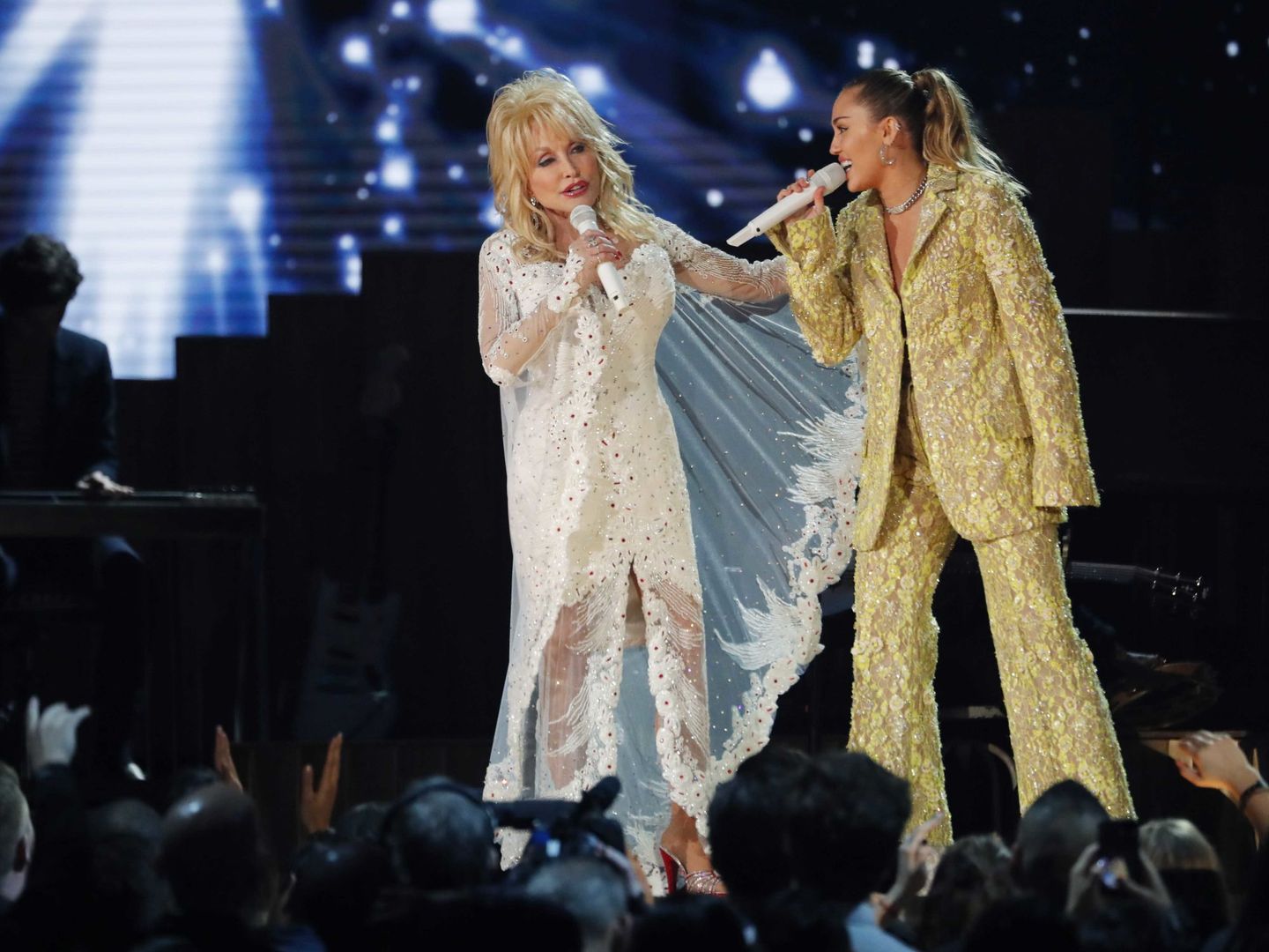Dolly Parton y Miley Cyrus cantando juntas en los Grammy. (Reuters)