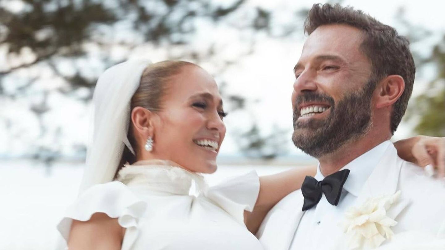 Jennifer Lopez y Ben Affleck, muy sonrientes el día de su boda. (Instagram/@jlo)