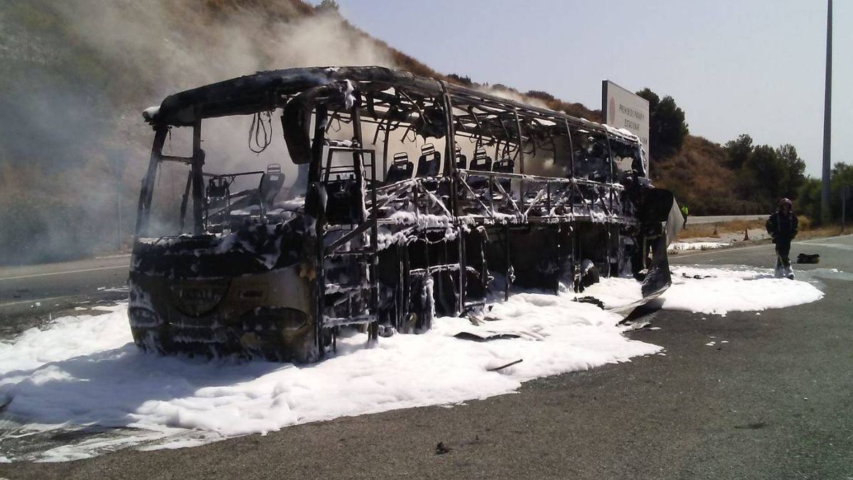 Se incendia en Mijas (Málaga) un autobús con al menos 45 pasajeros, sin causar heridos