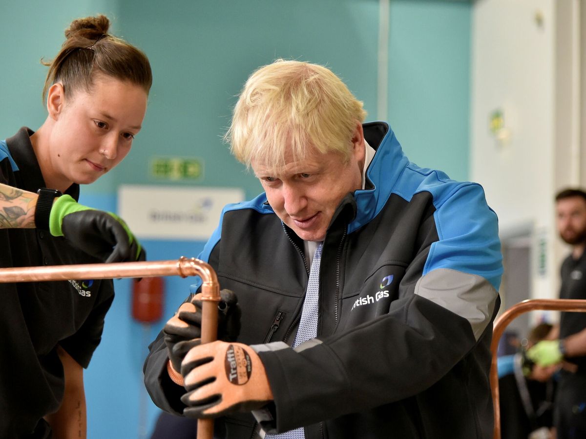 Foto: Boris Johnson, primer ministro británico, durante una visita a una academia de la British Gas. (Reuters)