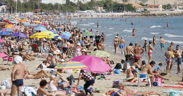 Foto: Turistas disfrutando del sol, las playas y las altas temperaturas en el levante español. (EFE)