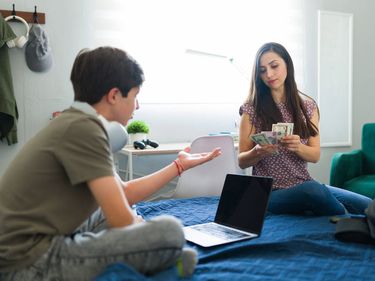 ¿Puedo pedir una hipoteca sobre mi vivienda pagada para prestar ese dinero a mis hijos?