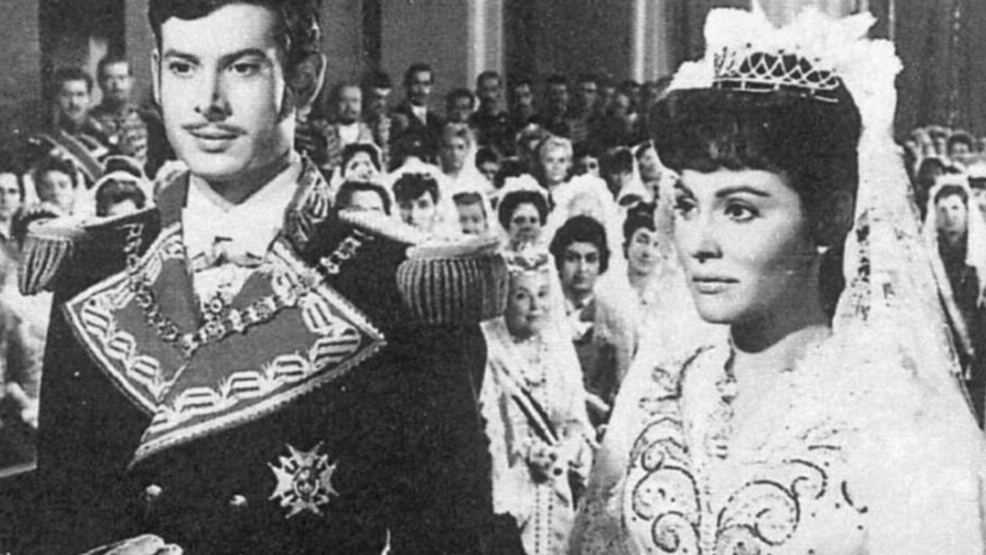 Vicente Parra y Paquita Rico, como Alfonso XII y María de las Mercedes en un fotograma de la película ¿Dónde vas Alfonso XII?, de 1952. (Pecsa Films)