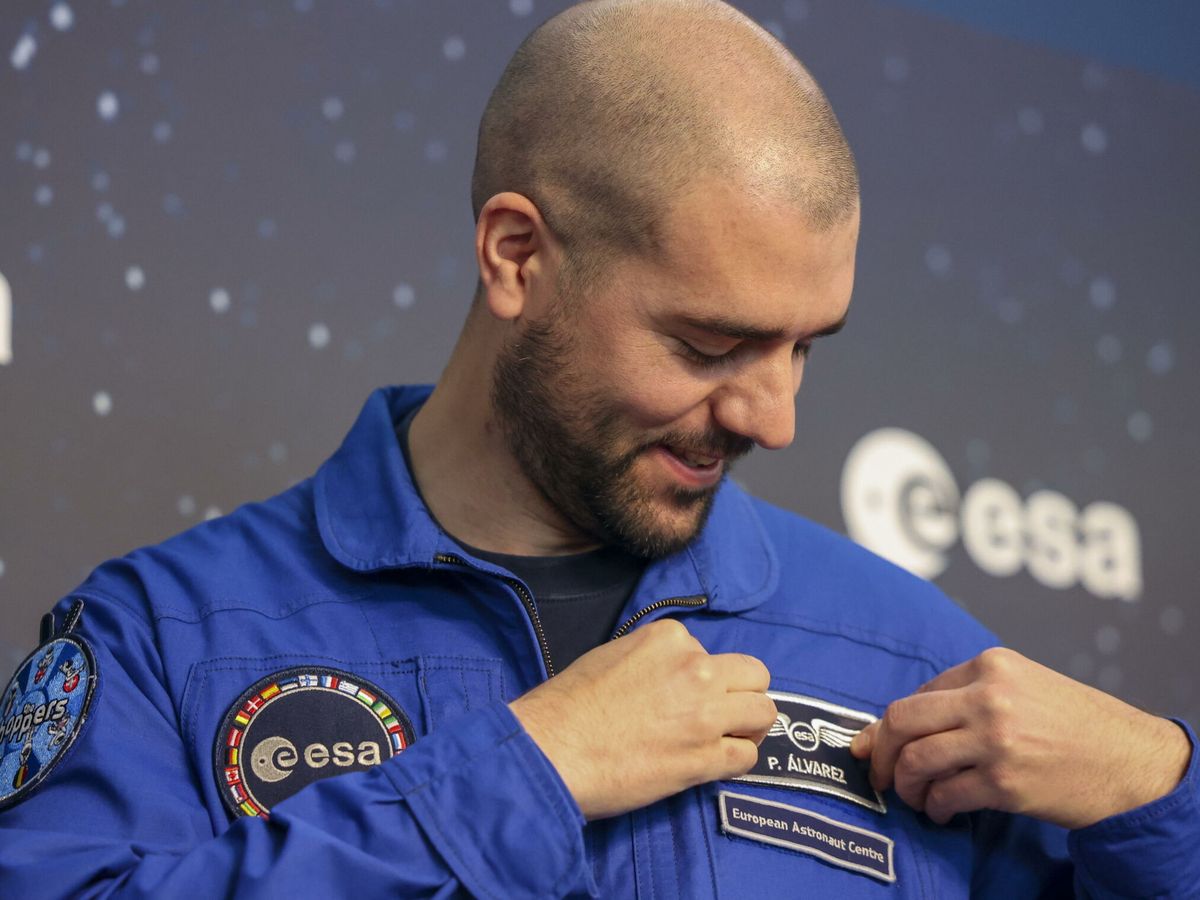 Foto: Pablo Álvarez, durante la ceremonia de graduación como astronauta de la ESA (EFE/Christopher Neundorf)