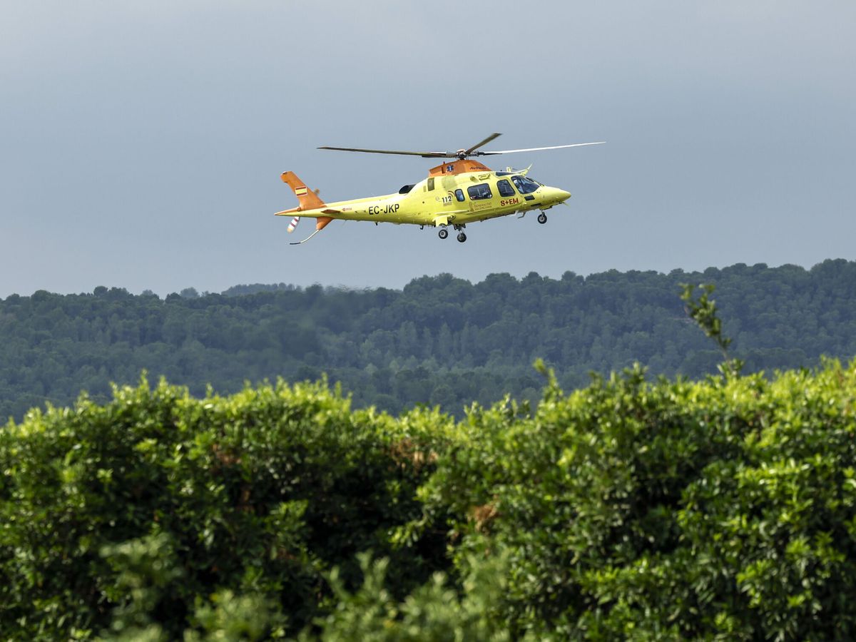 Foto: Foto de un helicóptero medicalizado en archivo. (EFE/Biel Aliño)