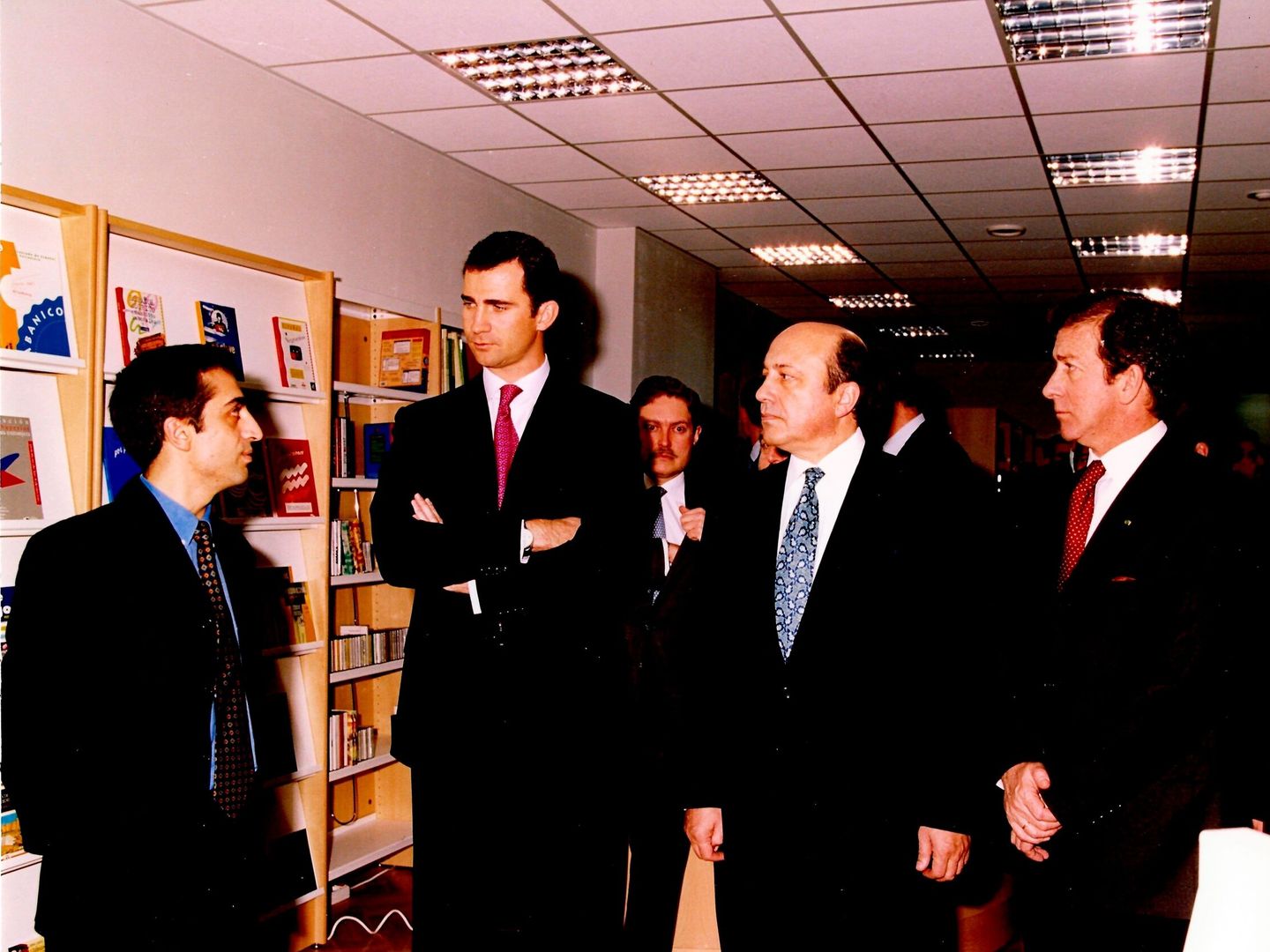 El actual rey de España, Felipe VI (2i), entonces Príncipe de Asturias, junto al ministro de Exteriores ruso, Ígor Ivanov (2d), que cortó el 6 de febrero de 2002 la cinta que inauguró el instituto, situado cerca de la calle Arbat (EFE)  