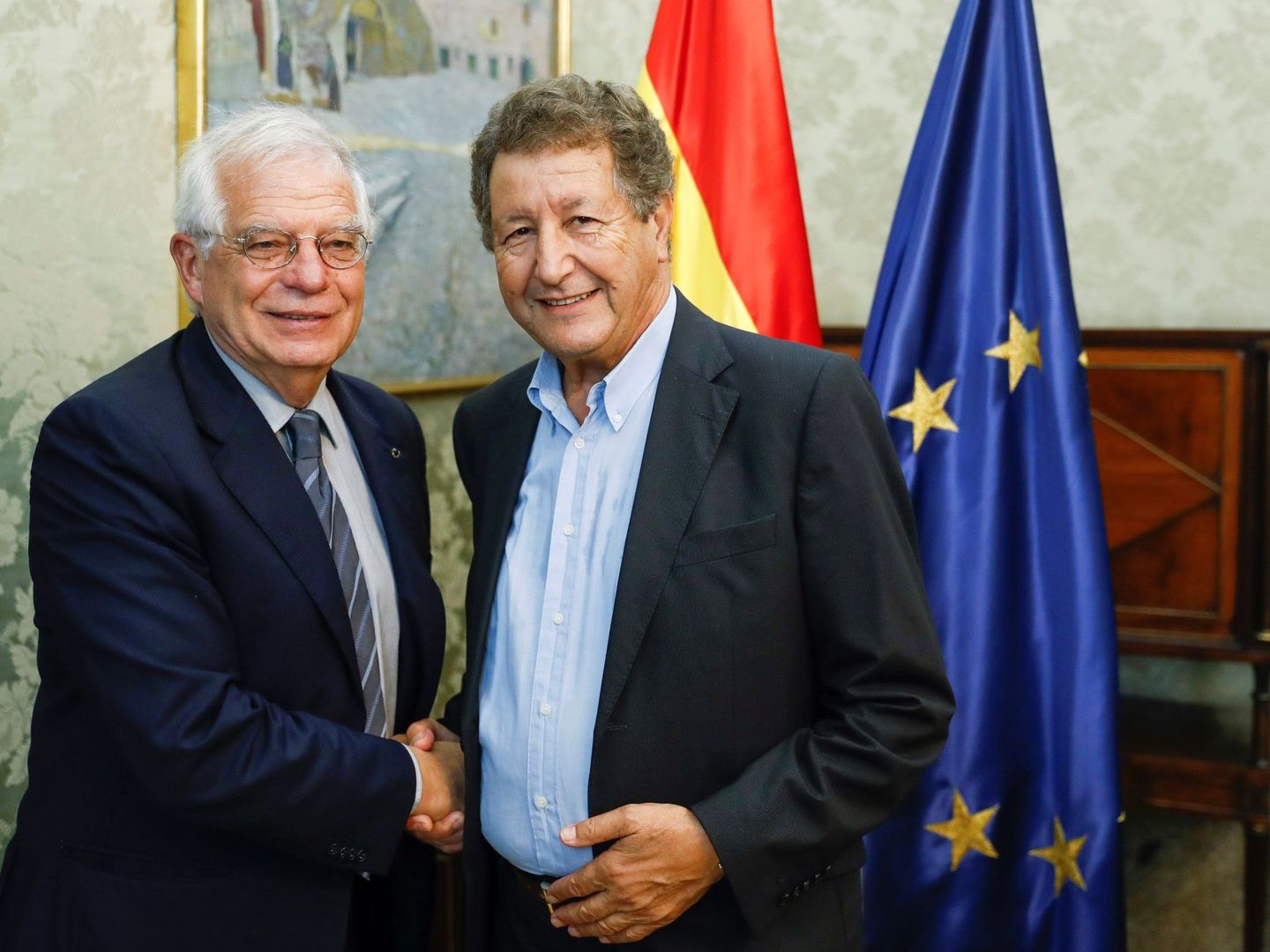 Josep Borrell y el politólogo Sami Naïr, el pasado 19 de septiembre en Madrid. (EFE)