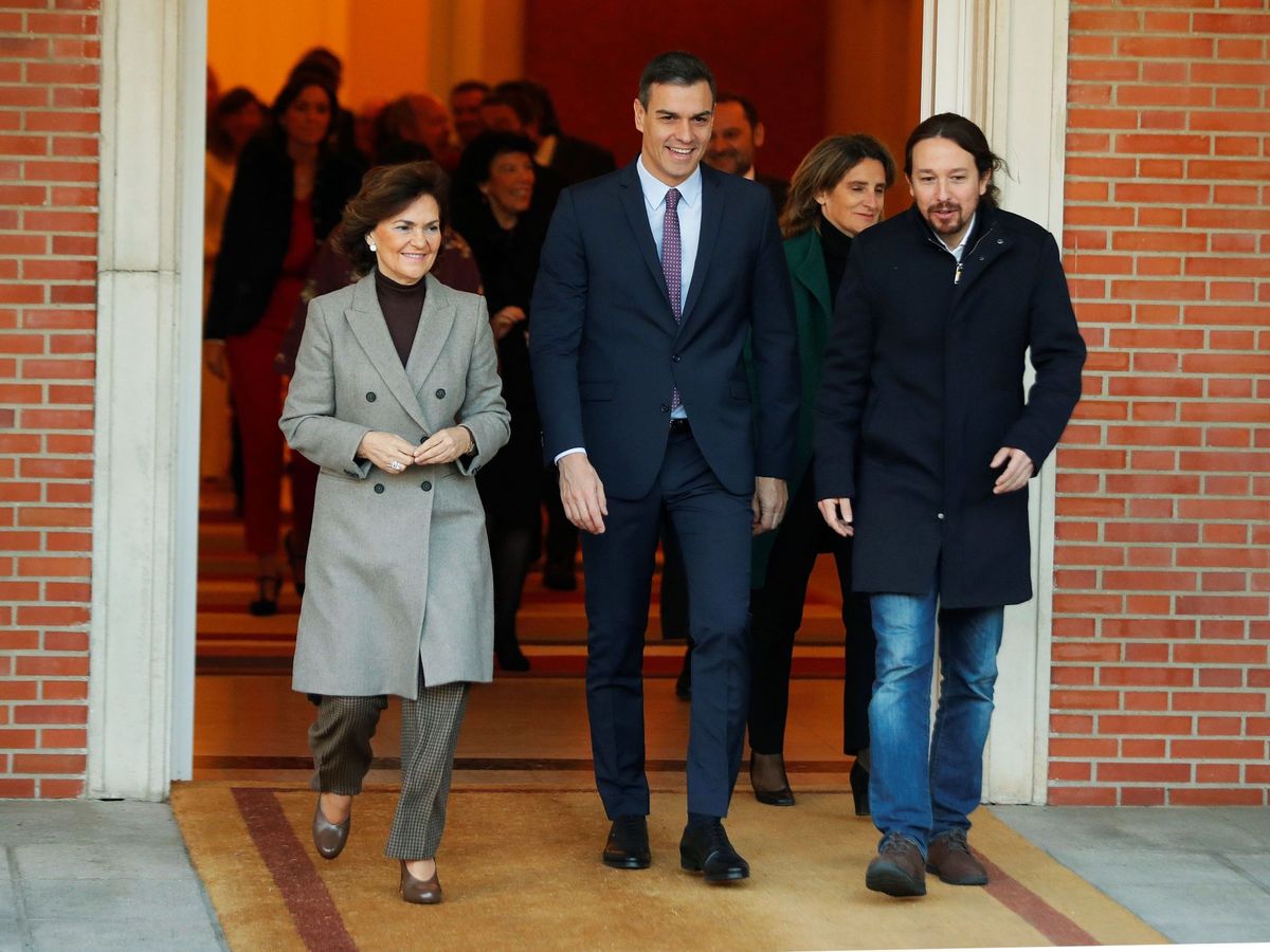 Foto: Pedro Sánchez camina junto a Pablo Iglesias y Carmen Calvo. (EFE)