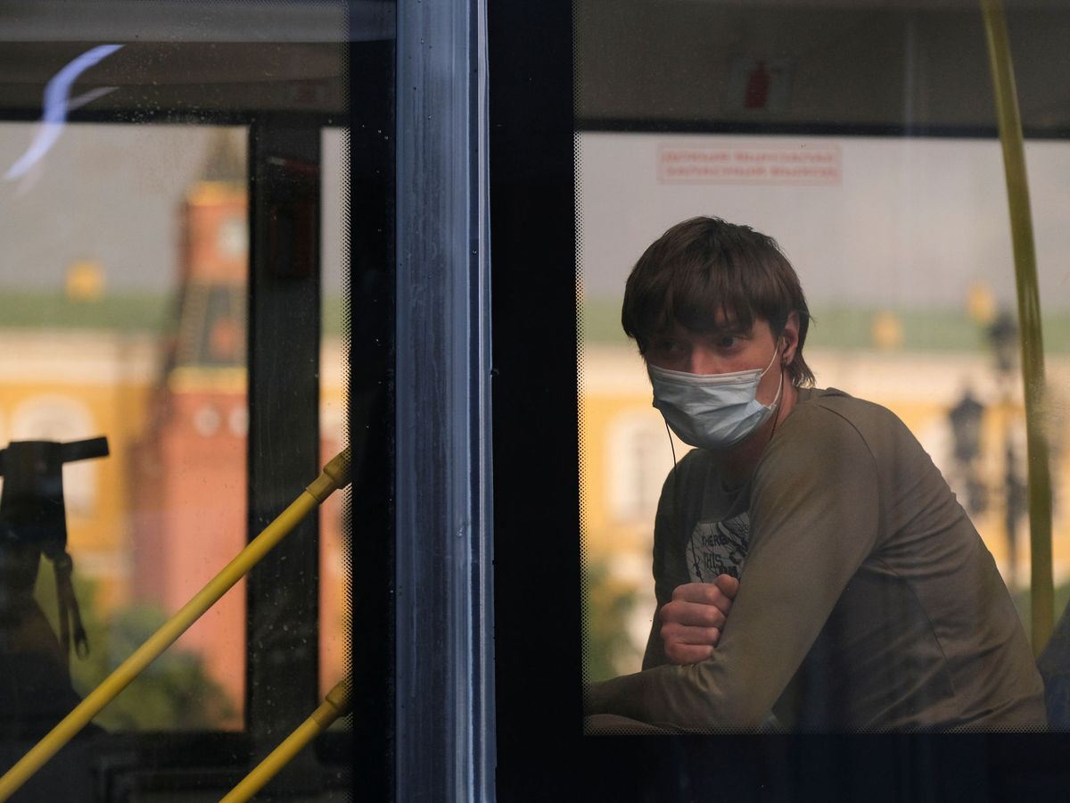 Foto: Un viajero en un autobús de Moscú. (Reuters/Evgenia Novozhenina)