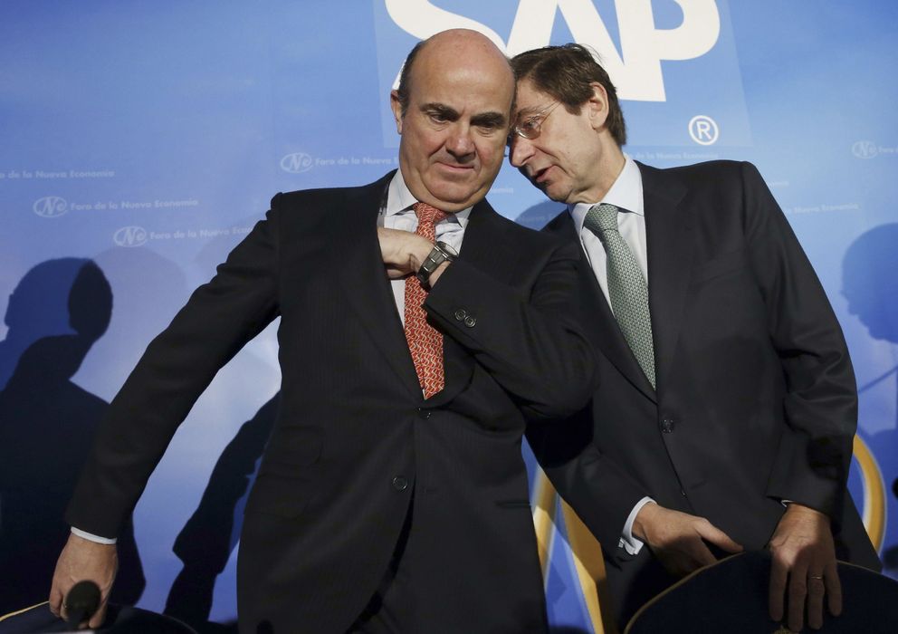 Foto: El ministro de Economía, Luis de Guindos (i) y el presidente de Bankia, José Ignacio Goirigolzarri (EFE)