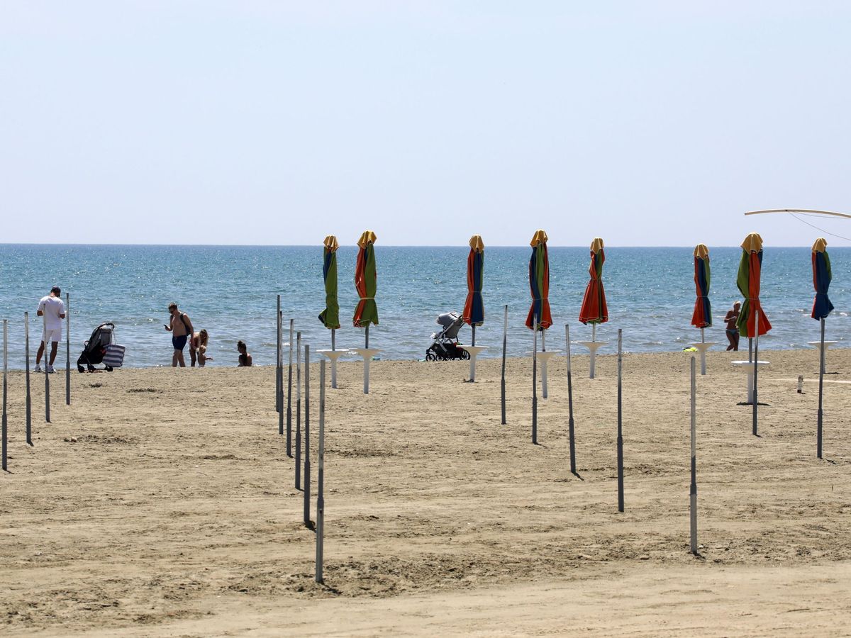 Foto: Playa de Larnaca (Chipre), este mayo  (EFE)