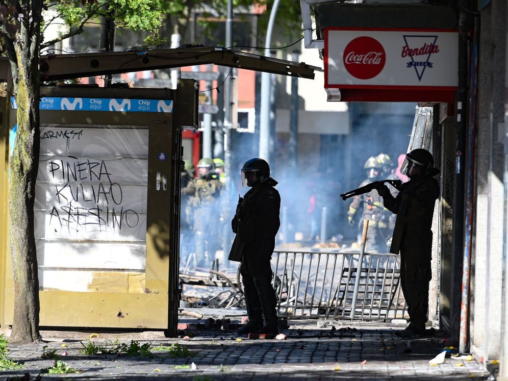 Foto: La policía chilena toma las calles para evitar disturbios. (Diego Ibacache/Efe)
