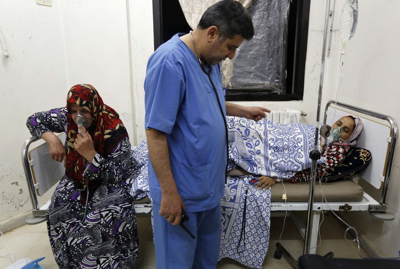 Foto: Mujeres afectadas por un ataque con gas en el pueblo de Kfar Zeita, en la provincia de Hama, el 22 de mayo de 2014 (Reuters). 