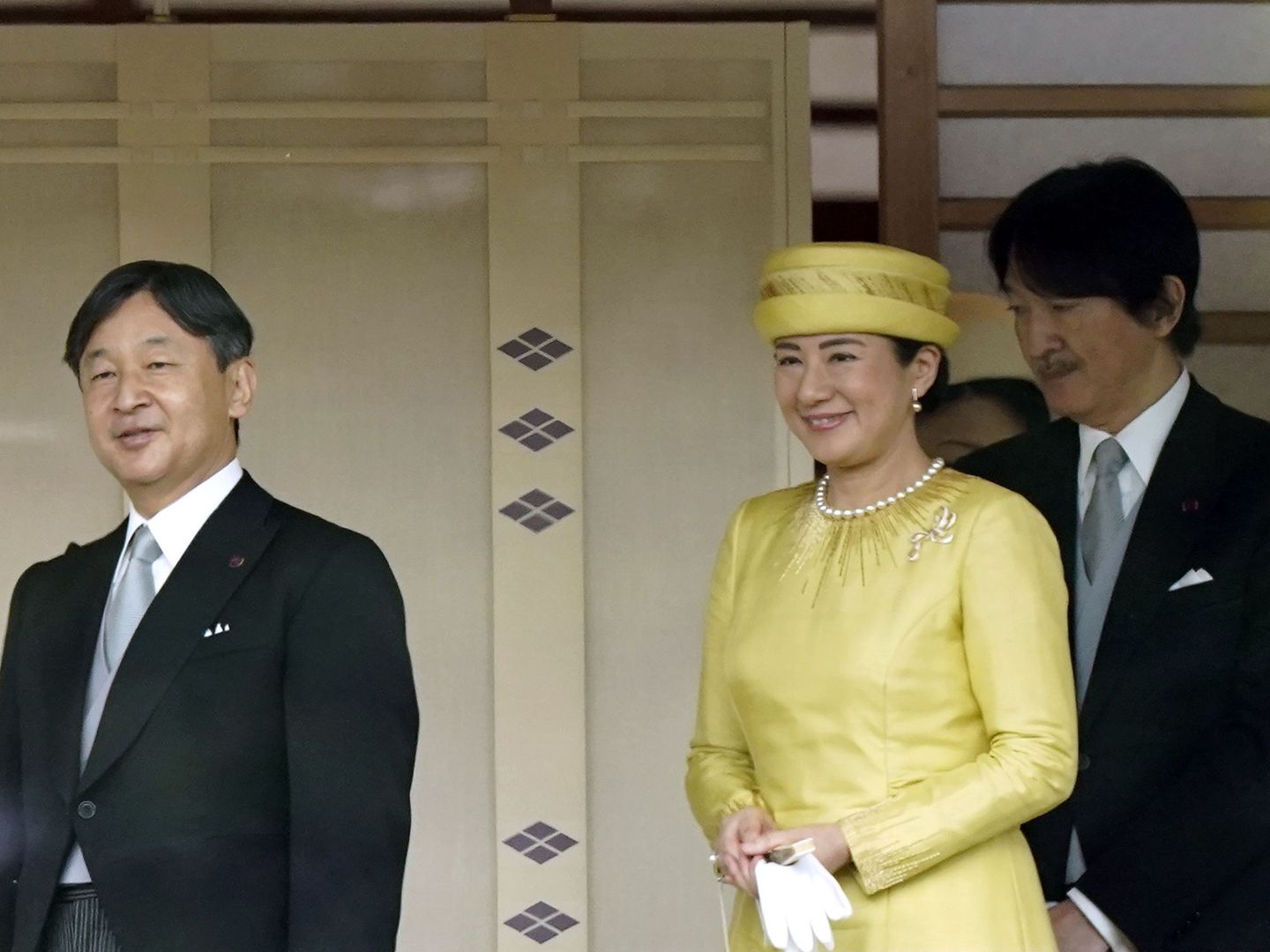 El emperador Narhito, su esposa Masako y el príncipe heredero Akishino. (EFE)