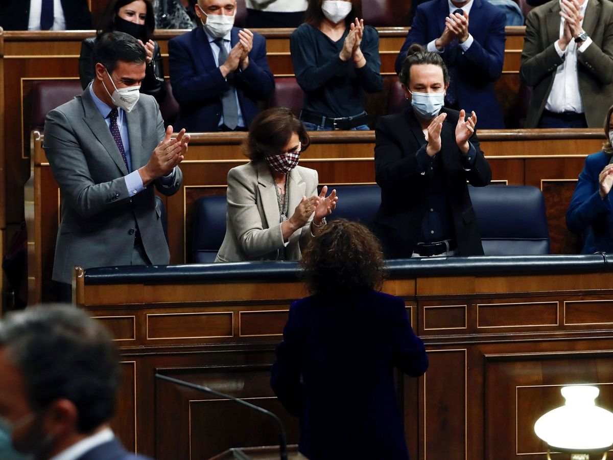 Foto: La ministra de Hacienda, María Jesús Montero, aplaudida por el presidente Pedro Sánchez. (EFE)