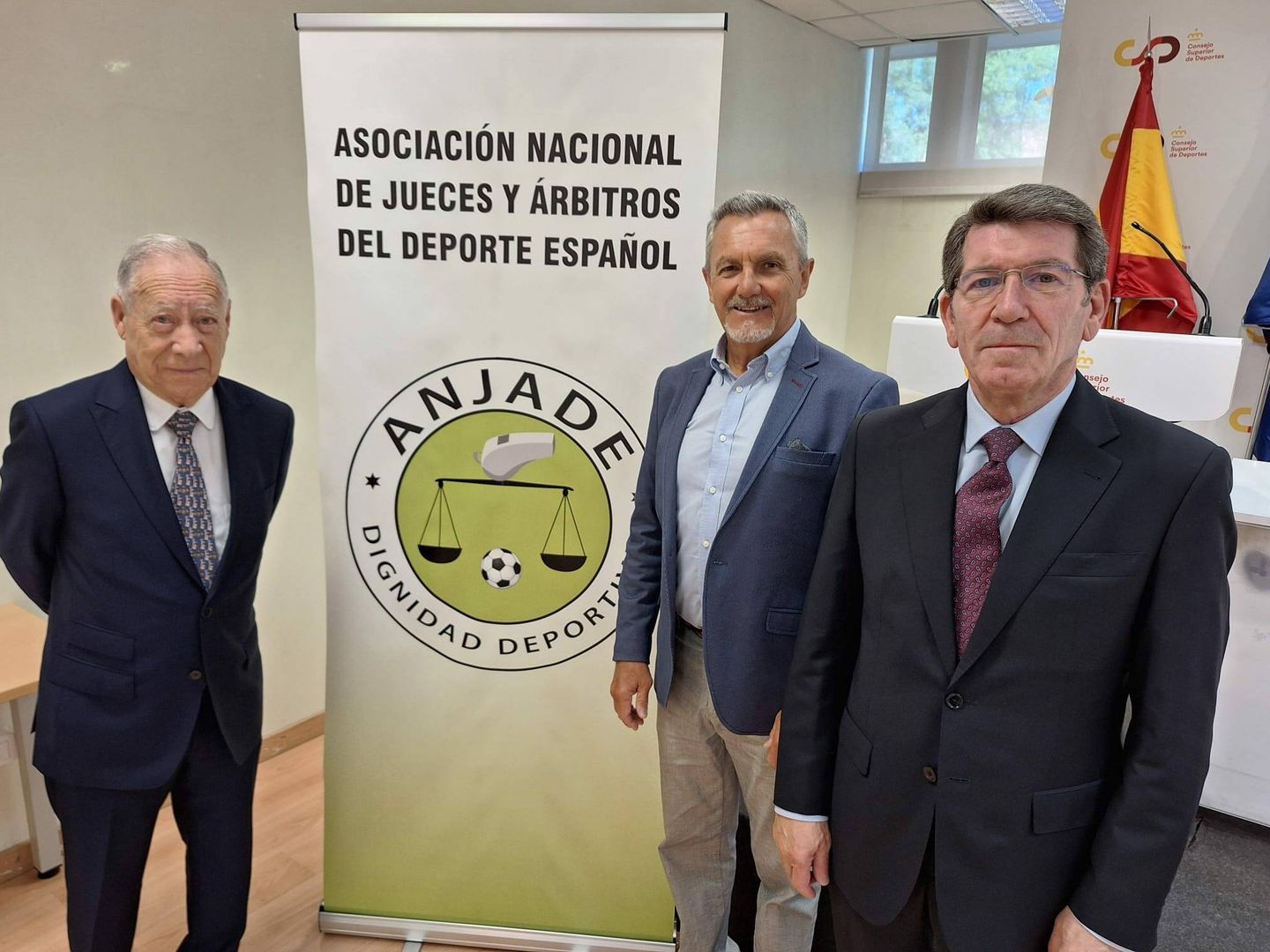 Urizar (i), en el CSD junto a García Aranda y Peru Ortiz de Mendibil. (ANJADE)