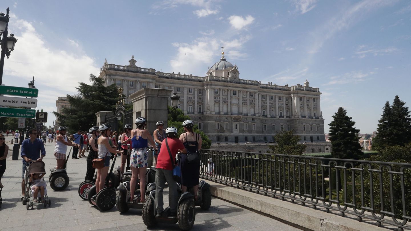 Turistas frente al Palacio Real de Madrid. (EFE)