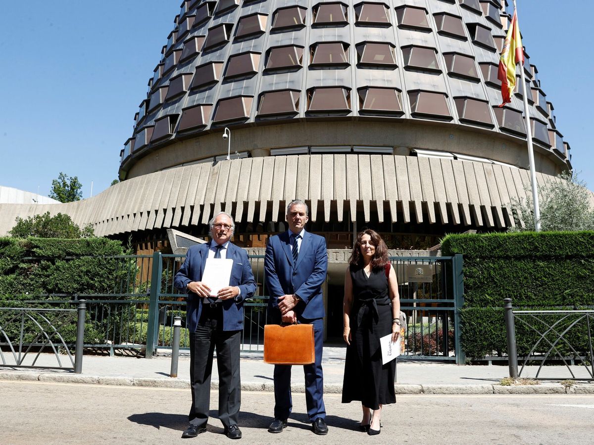 Foto: Ortega Smith (c) junto con Juan José Aizcorbe frente al edificio del Tribunal Constitucional. (EFE)