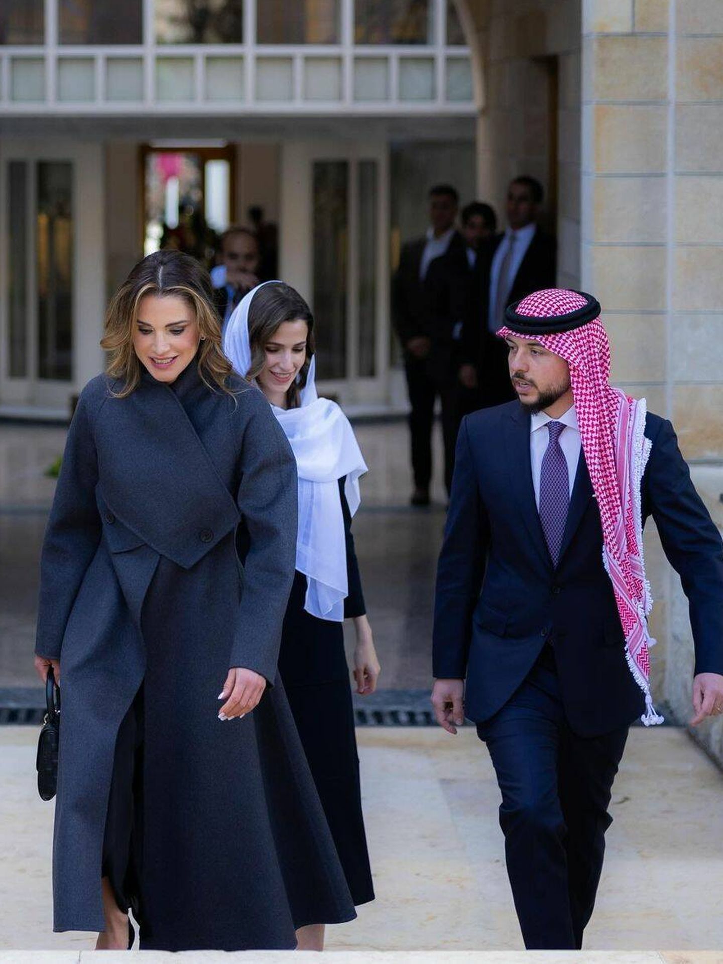 Rania de Jordania junto a Hussein de Jordania y su esposa, Rajwa al Saif. (Instagram/@queenrania)