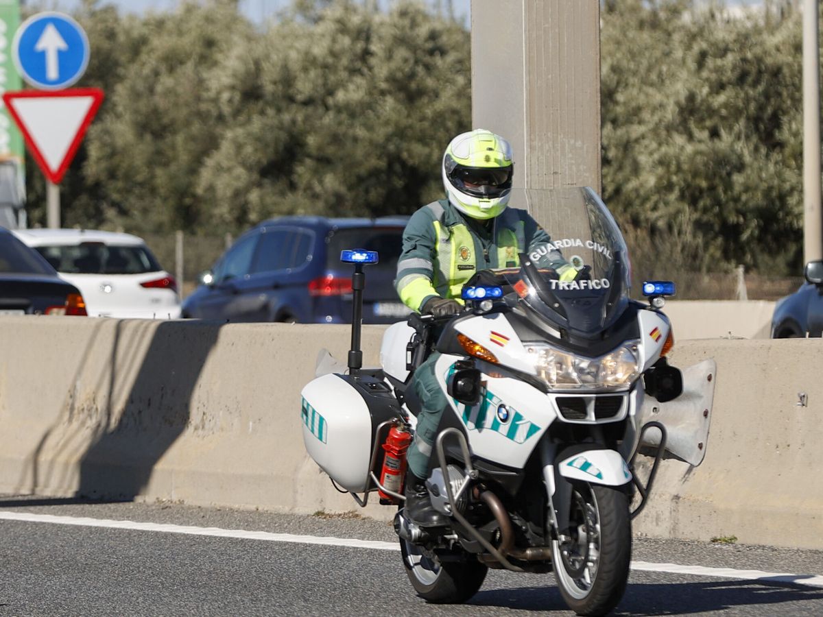 Foto: Una agente de la Guardia Civil de Tráfico circula en moto. (EFE/Mariscal)