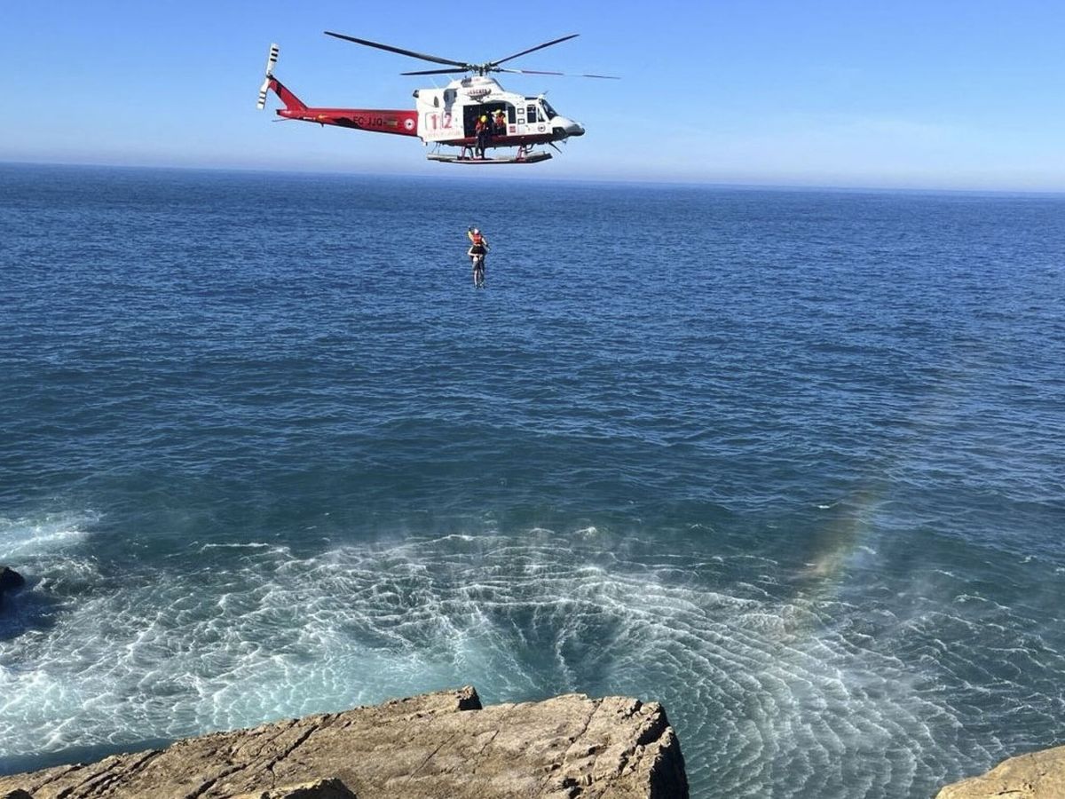 Foto: El helicóptero del Gobierno de Cantabria, durante un rescate en Santander. (EFE/Servicio de Emergencias 112 del Gobierno de Cantabria)