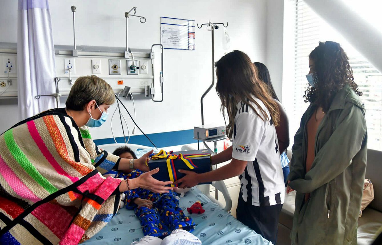 La primera dama de Colombia, Verónica Alcoce, durante su visita a los niños rescatados en Bogotá. (EFE)
