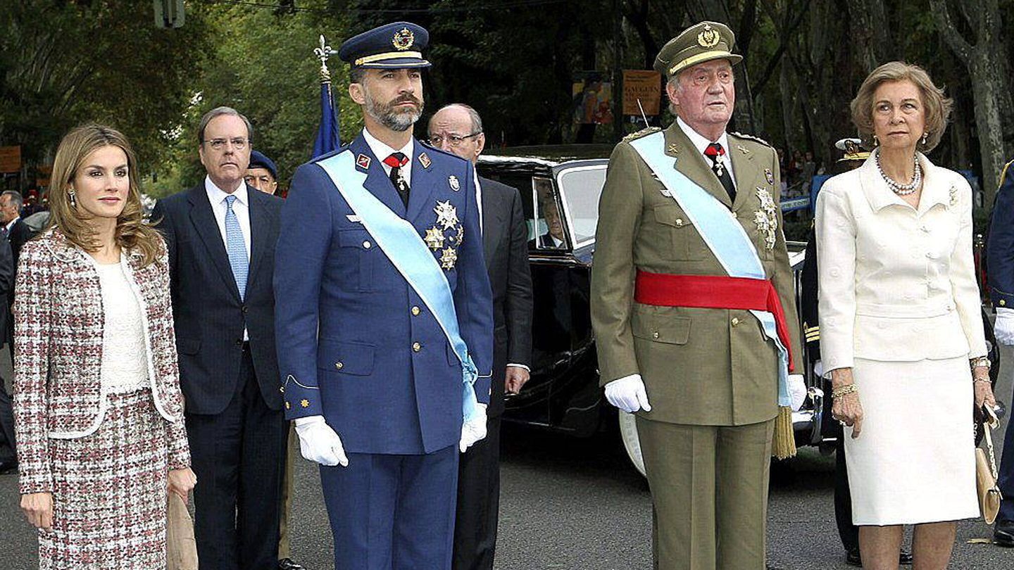 Don Juan Carlos y doña Sofía, junto a Felipe y Letizia en la Fiesta Nacional. (EFE/Borja)