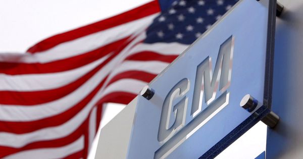 Foto: Una bandera de Estados Unidos ondea en la sede mundial de General Motors en Detroit. (EFE)