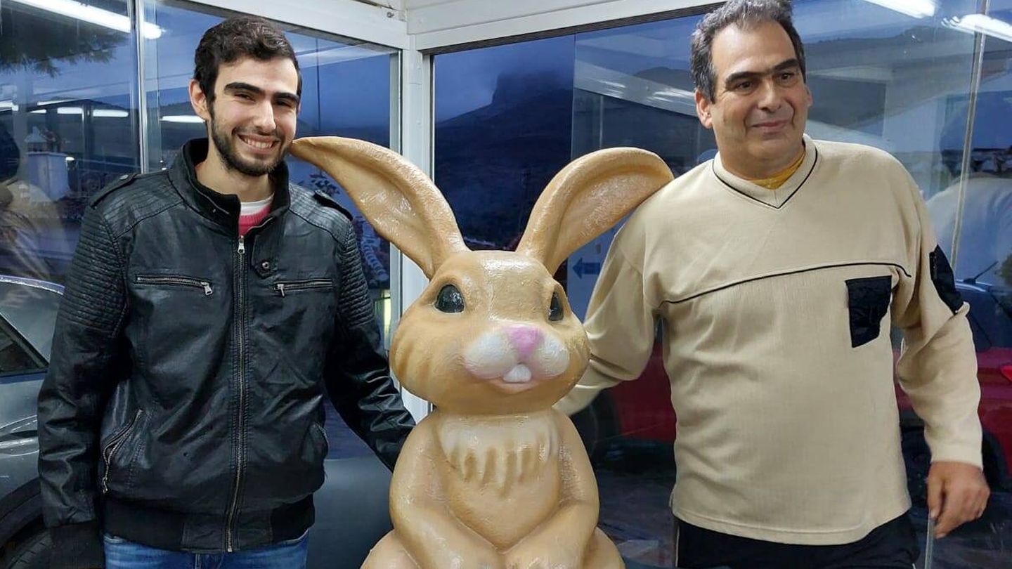 Los 'salvadores' del conejo sustraído en Parauta. (EC)