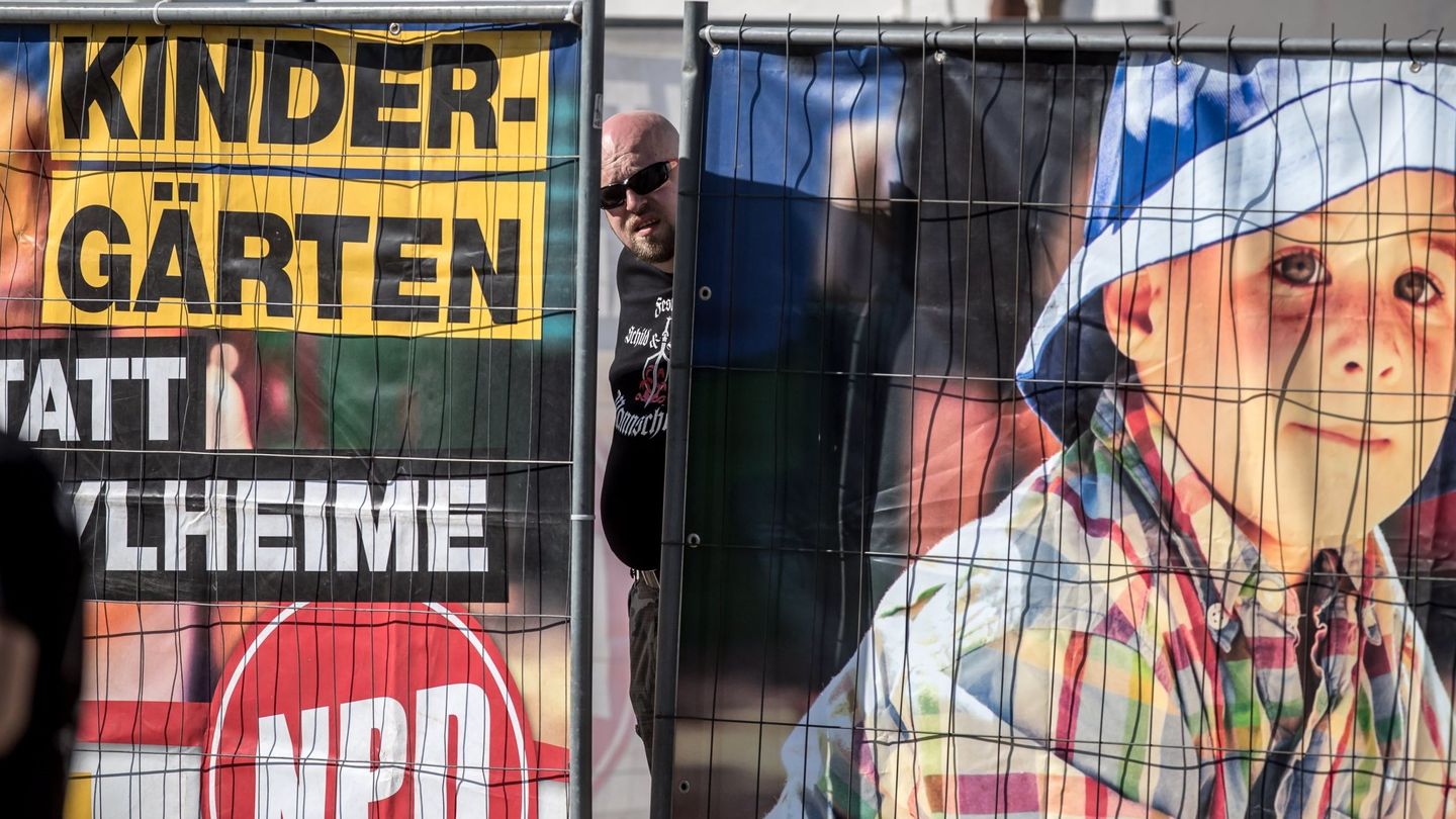 Un miembro de un grupo neonazi participa en un festival ultraderechista en Alemania. (EFE)
