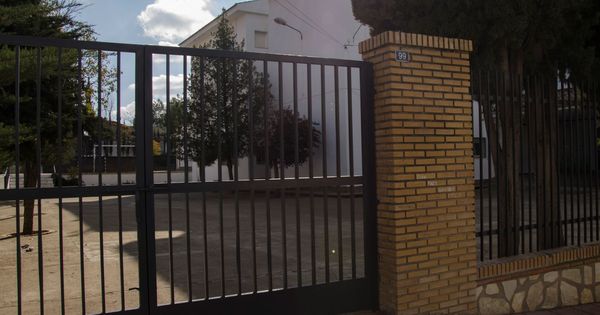 Foto: Puerta del colegio donde presuntamente se violó a un niño de nueve años. (EFE)