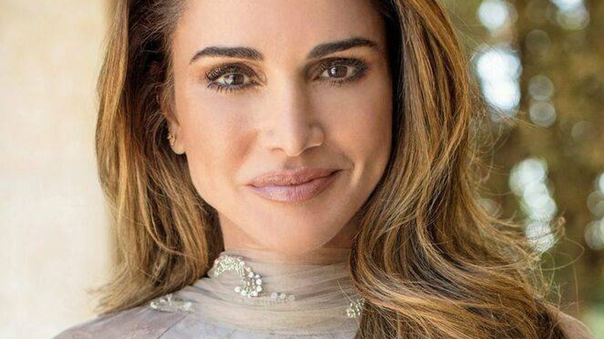 Rania de Jordania cumple 49: analizamos las fotos oficiales en su momento más delicado