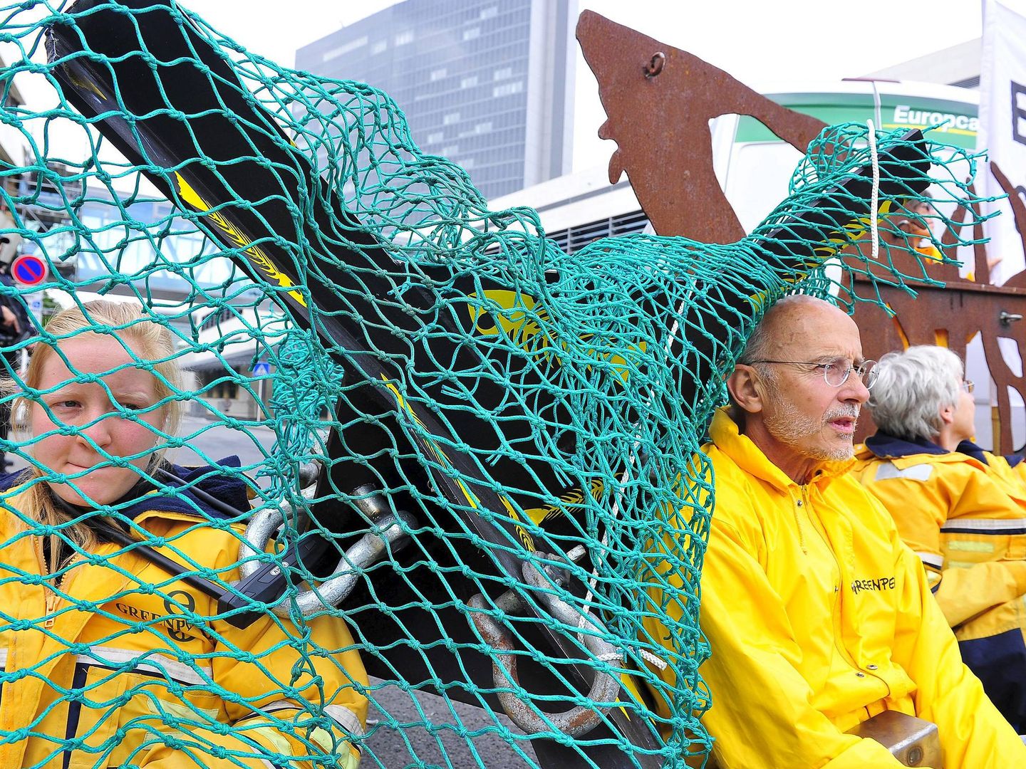 Activistas de Greenpeace durante una protesta pesquera. (EFE)