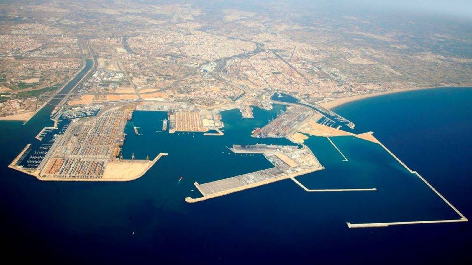 Foto: El puerto de Valencia. A la derecha, abajo, los diques de abrigo de la ampliación norte, todavía sin colmatar. (Valenciaport)