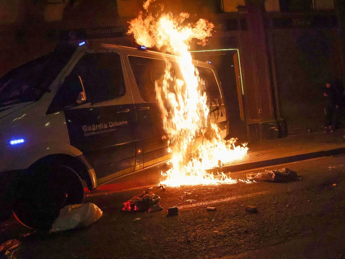 Foto: Un vehículo de la Guardia Urbana arde durante las protestas por el encarcelamiento de Pablo Hasél. (Reuters)