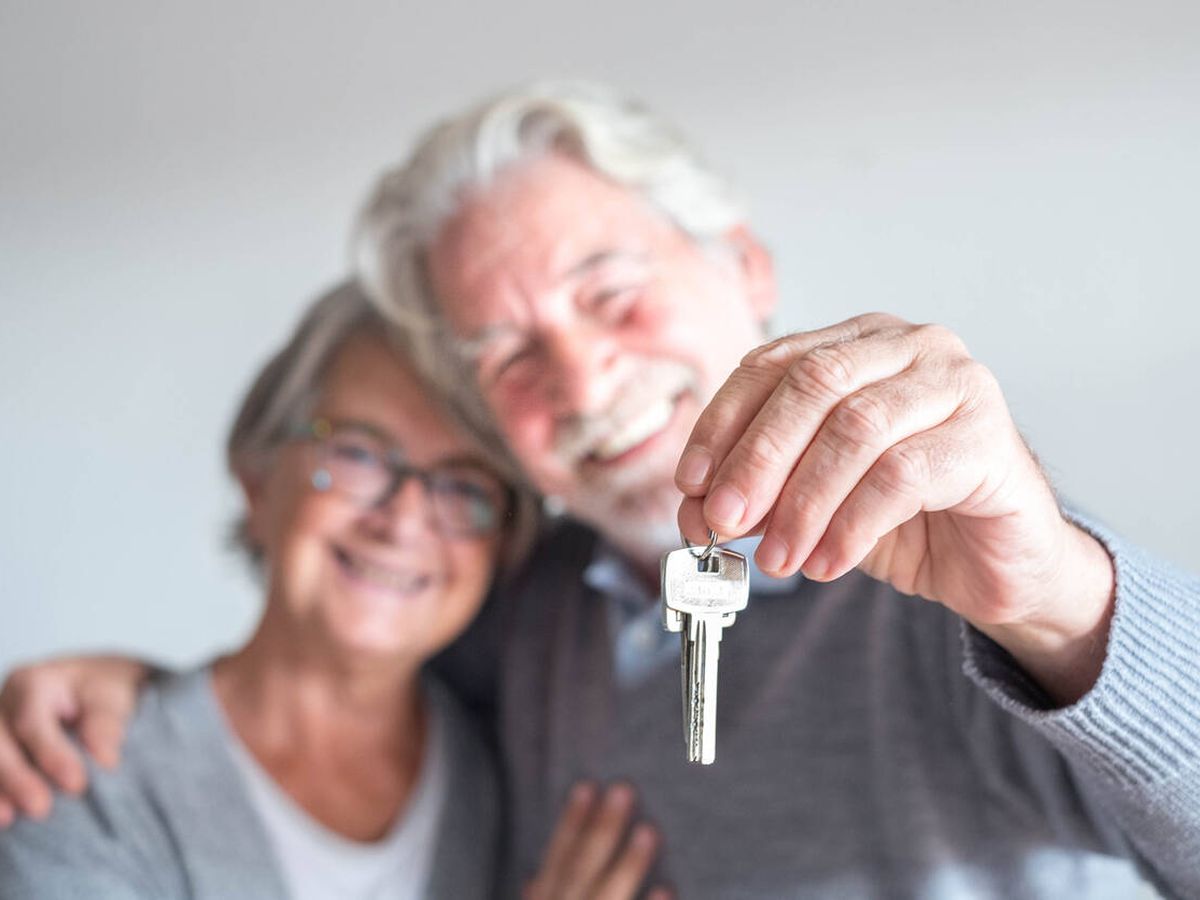 Foto: Vista de unas personas con unas llaves de una vivienda. (iStock)