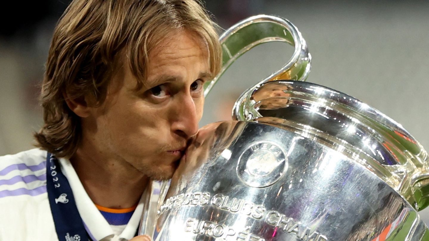 Luka Modric besa el trofeo de la Champions ganada al Liverpool en París