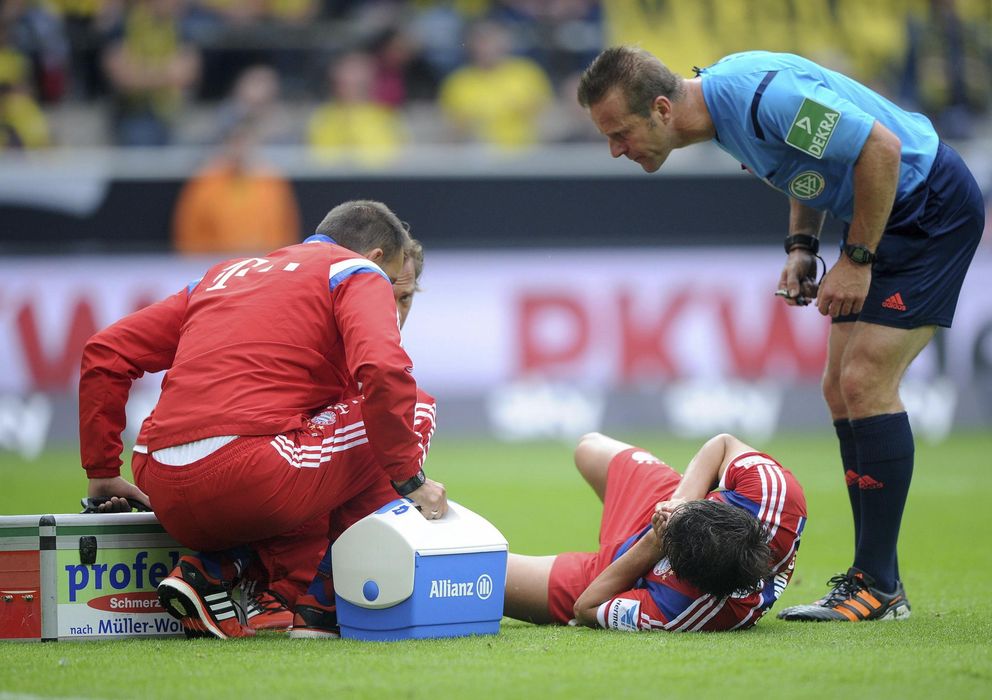 Foto: Javi Martínez, tirado en el suelo tras lesionarse su rodilla.