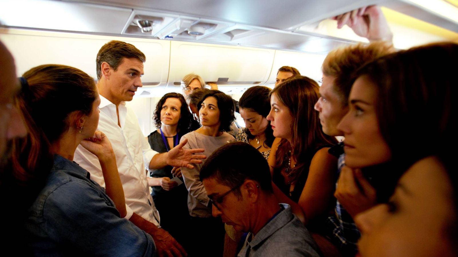 Foto: Pedro Sánchez, charlando con los periodistas en el Airbus de las Fuerzas Armadas, este 31 de agosto. (Fernando Calvo | Pool Moncloa)