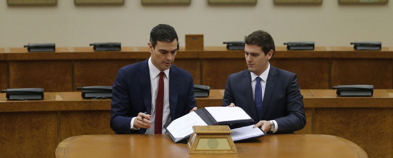 Sánchez y Albert Rivera durante la firma del pacto entre PSOE y Ciudadanos. (Reuters)