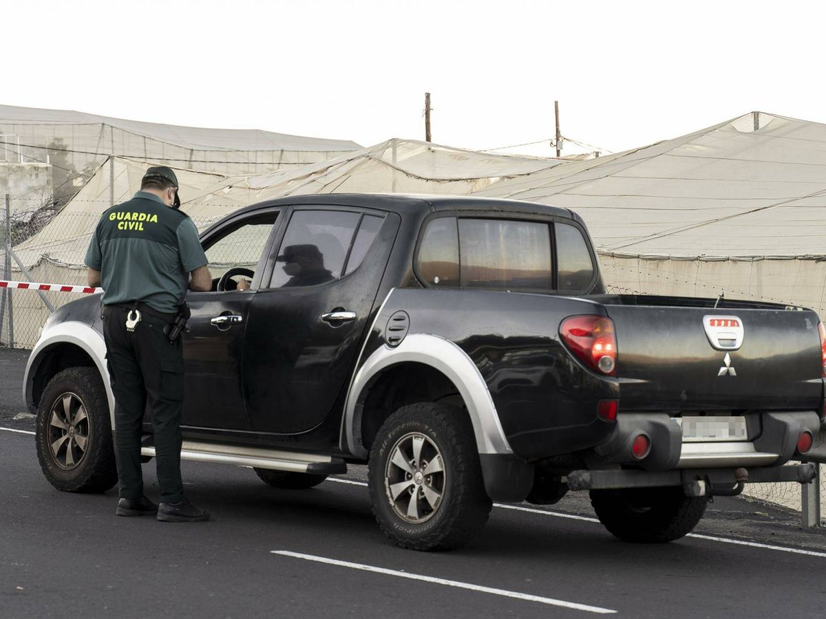 Foto: Agentes de Guardia Civil conversan con el conductor de un vehículo. (Europa Press)
