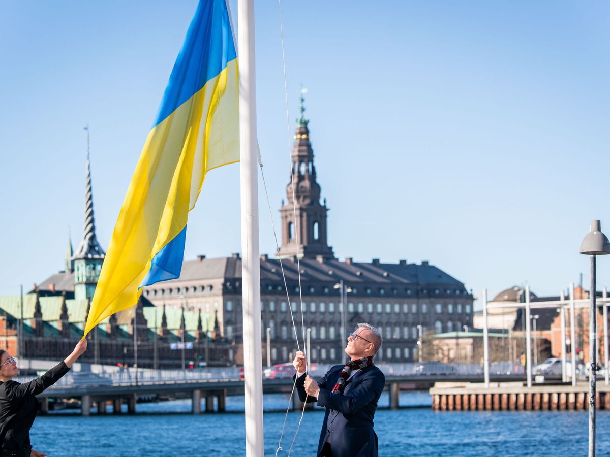 Foto: El ministro Moeller Mortensen iza una bandera ucraniana en la capital danesa. (EFE/EPA/Ida Marie Odgaard)