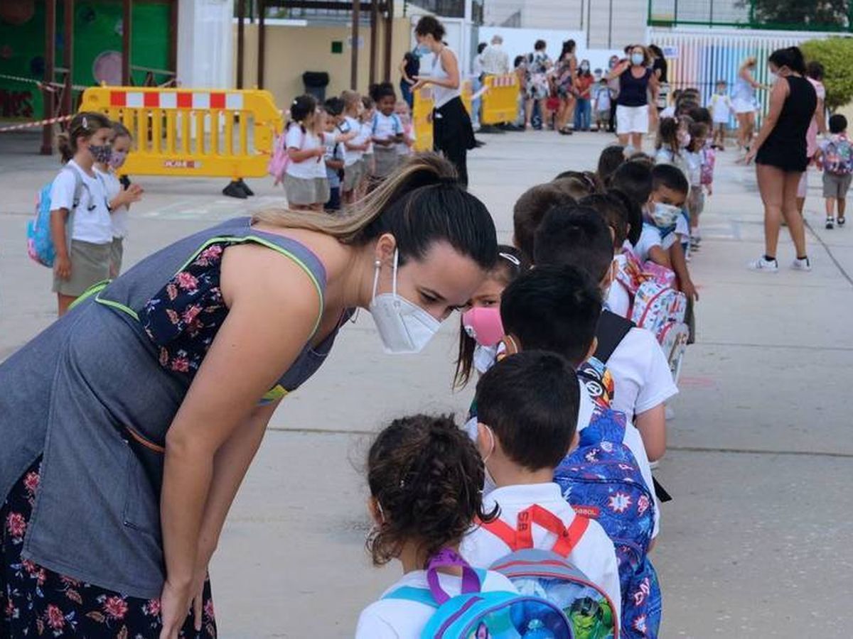 Foto: Varios niños hacen cola para entrar en el colegio Millares Carló de Puerto del Rosario, en Fuerteventura. (EFE)