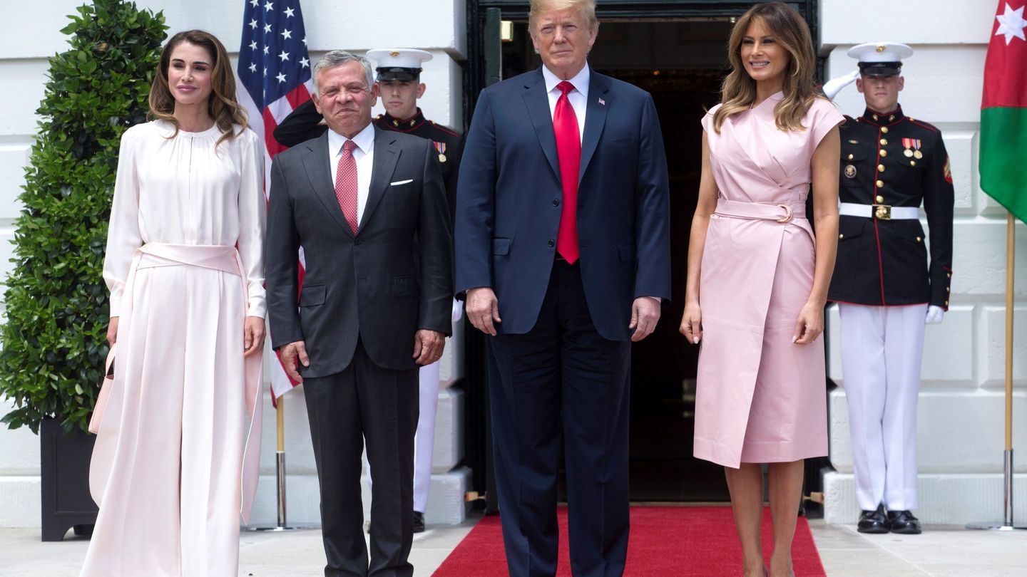 El presidente de EEUU, Donald Trump, y la primera dama, Melania Trump, con los reyes de Jordania en la Casa Blanca. (EFE)