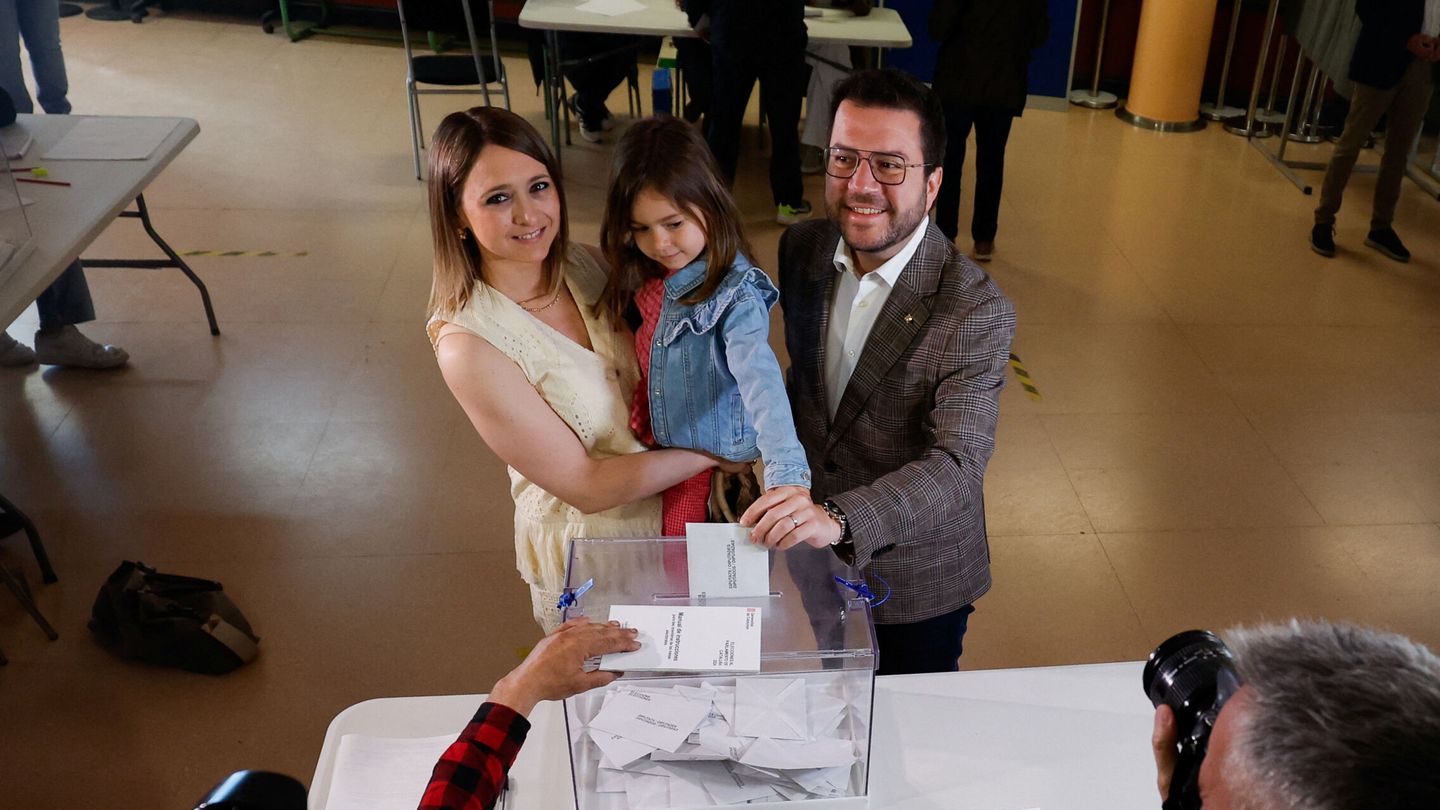 Catalonia's President and Republican Left Party's (ERC) candidate Pere Aragones votes as he stands next to his wife Janina Juli Pujol holding a child during the Catalonia regional elections, in Pineda de Mar, Spain May 12, 2024. REUTERS Albert Gea