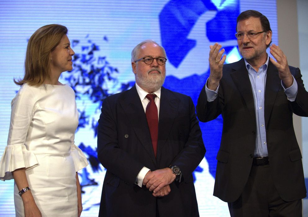 Foto: Mariano Rajoy (d), María Dolores de Cospedal y Miguel Arias Cañete (i), en el acto de presentación oficial de su candidatura. (EFE) 